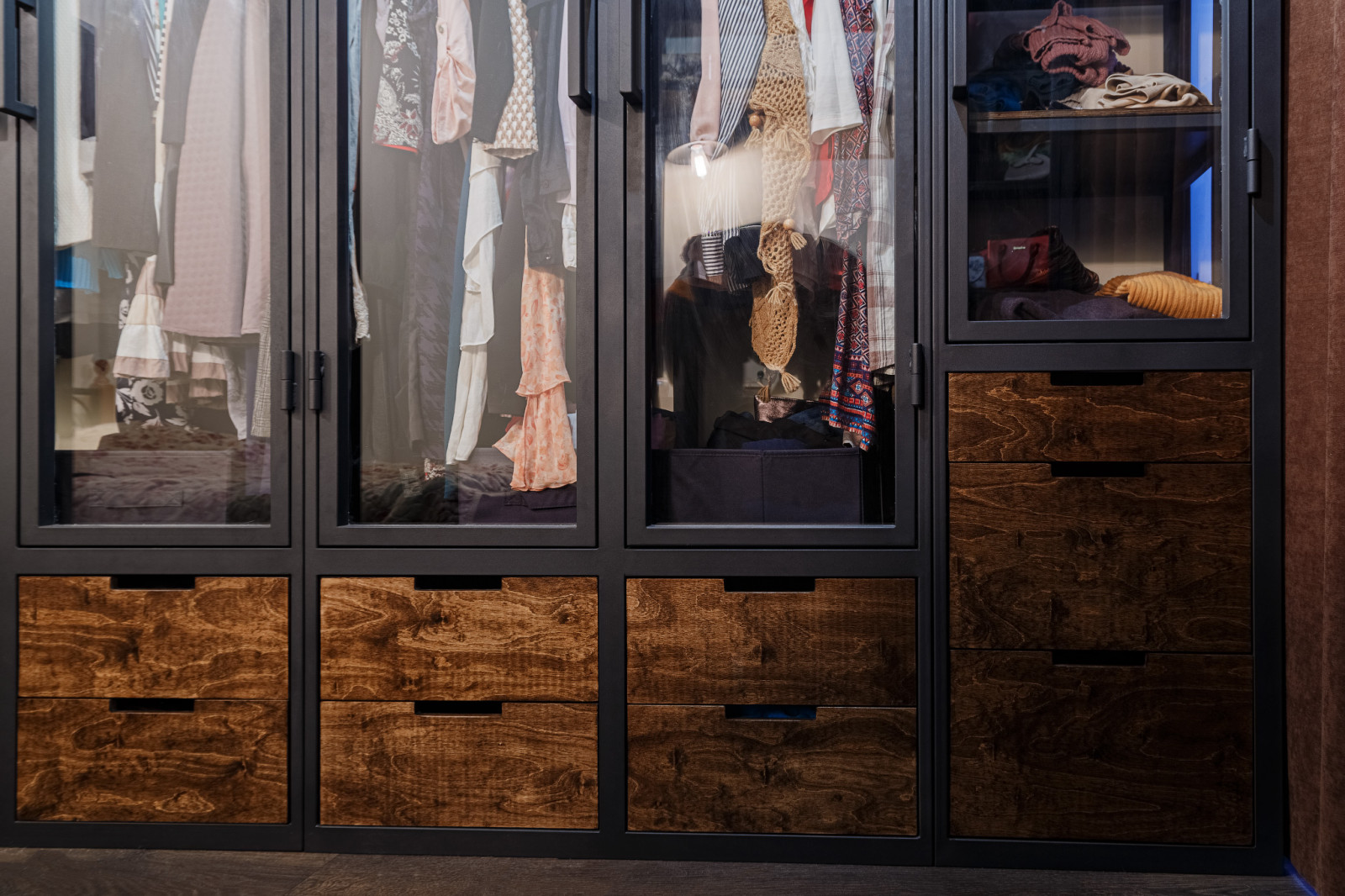 Гардеробная со стеклянными дверцами