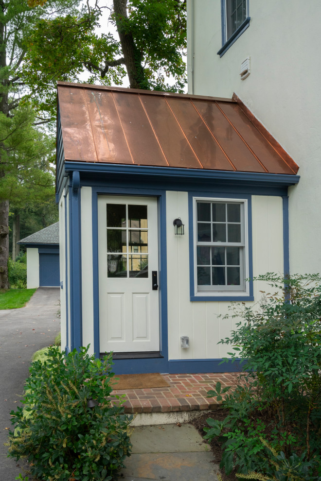 Ejemplo de fachada de casa beige y gris tradicional grande con revestimiento de estuco y tejado de varios materiales