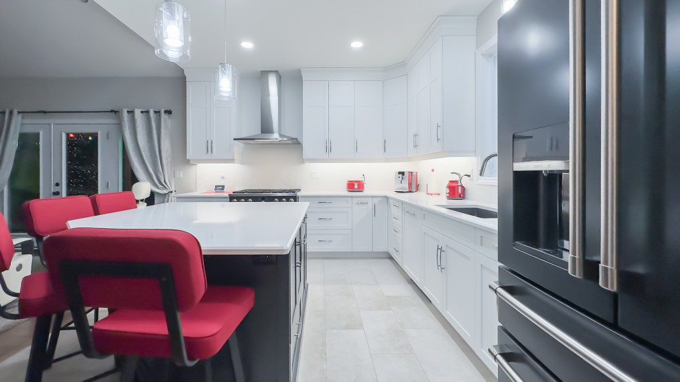 Kitchen - transitional kitchen idea in Toronto