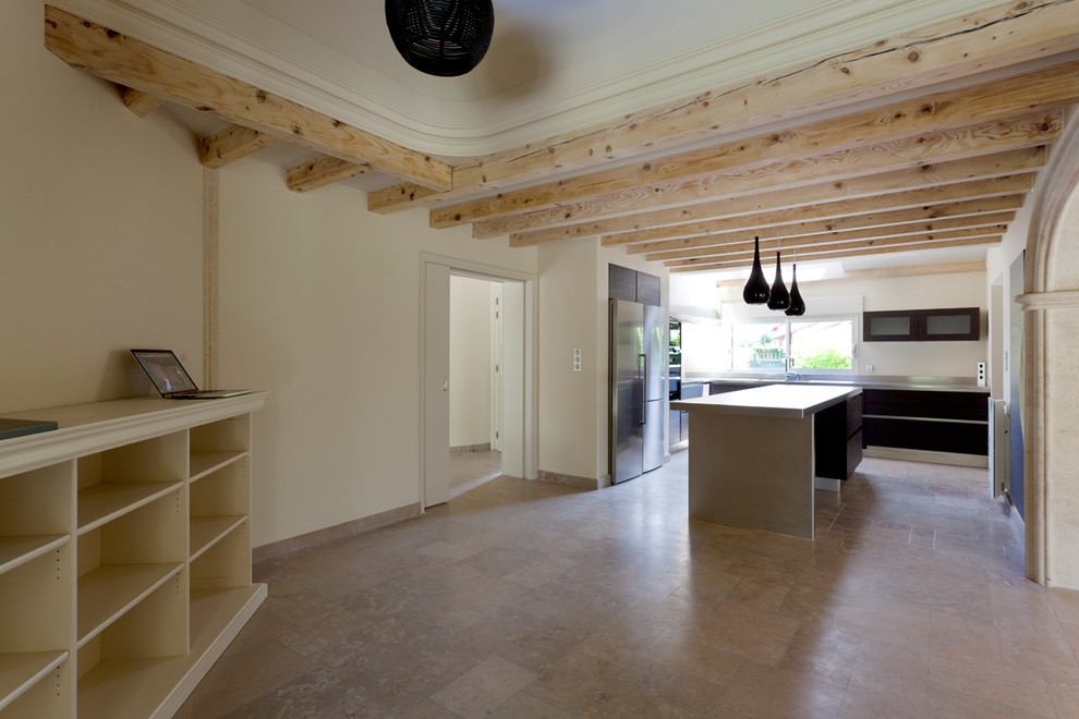 Cette image montre cuisine américaine in L and bois brun With un évier 2 bacs, un placard à porte plane, un plan de travail en inox, une crédence beige, une crédence en feuille de verre, un électroménager en acier inoxydable and îlot.