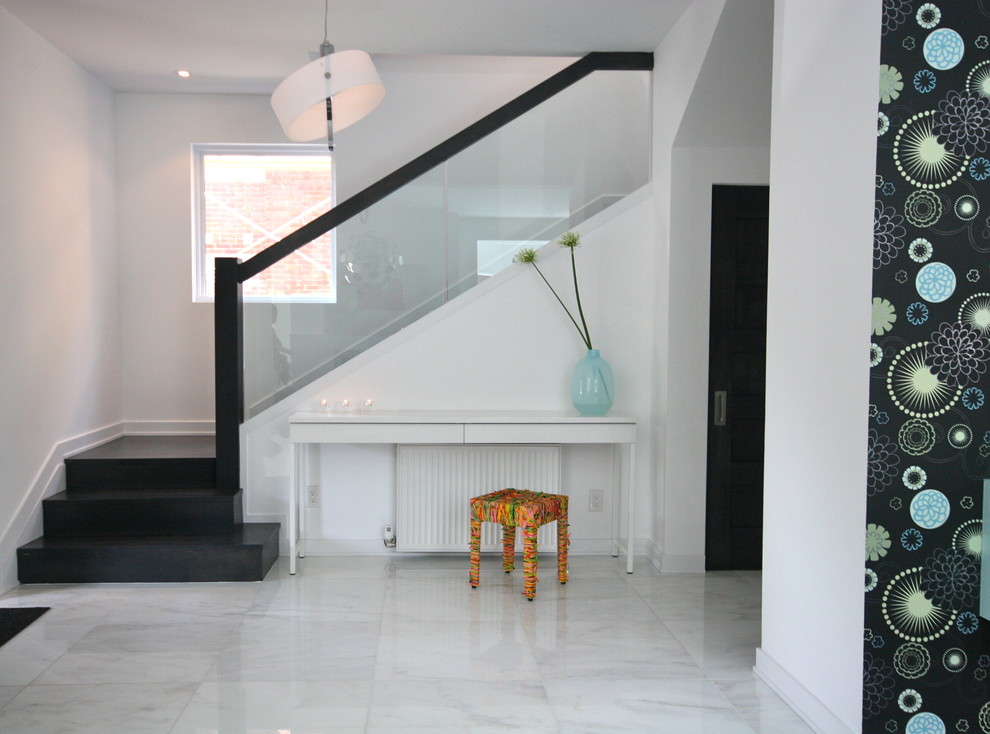 Photo of a contemporary entryway in Toronto with white walls.