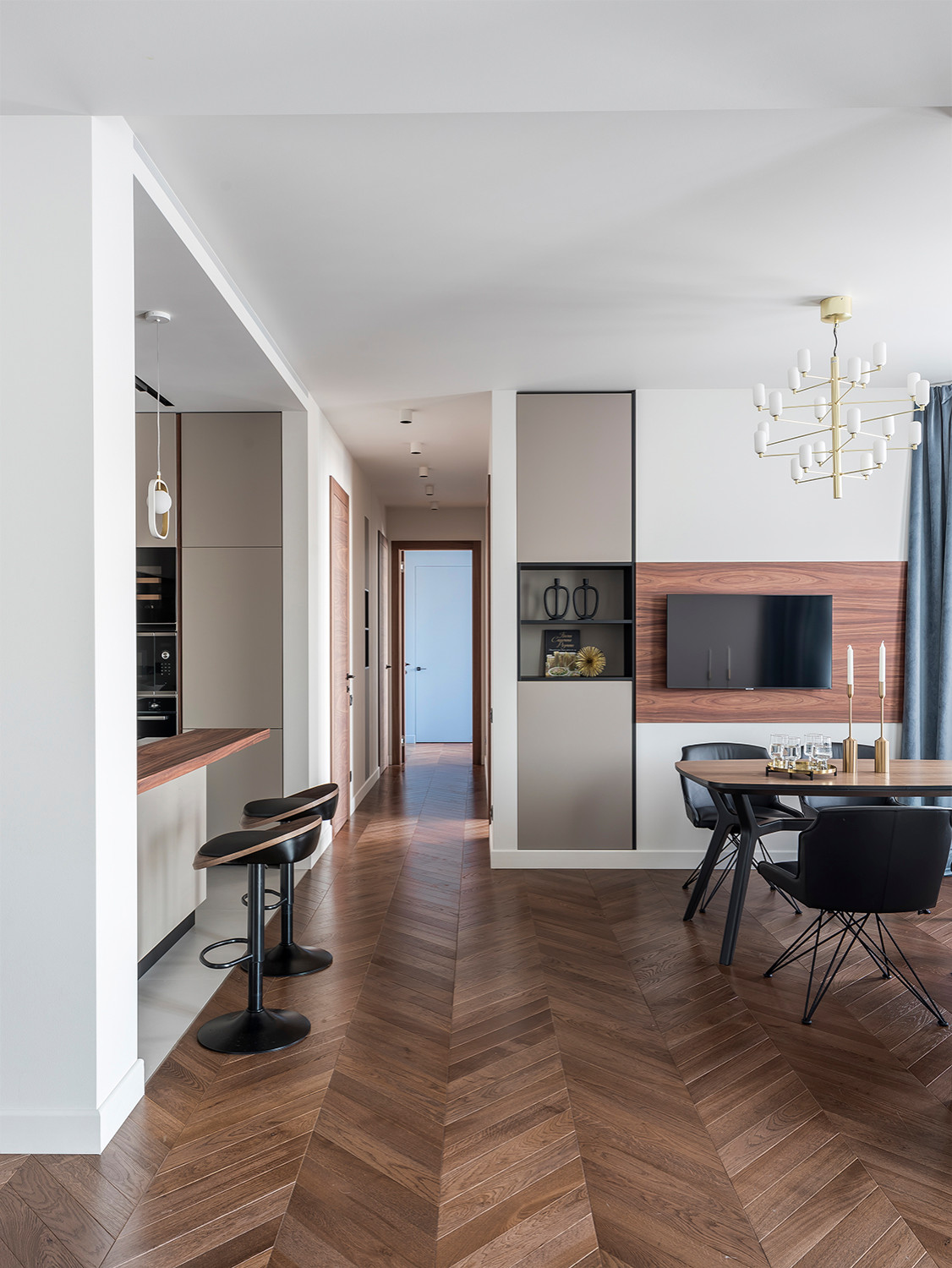 Коридор и столовая зона