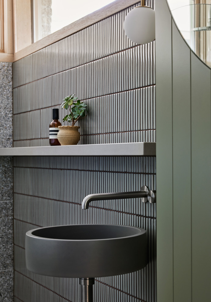 Idéer för att renovera ett mellanstort maritimt grå grått en-suite badrum, med en öppen dusch, grå kakel, porslinskakel, vita väggar, klinkergolv i porslin, ett väggmonterat handfat, bänkskiva i kvartsit, grått golv och med dusch som är öppen