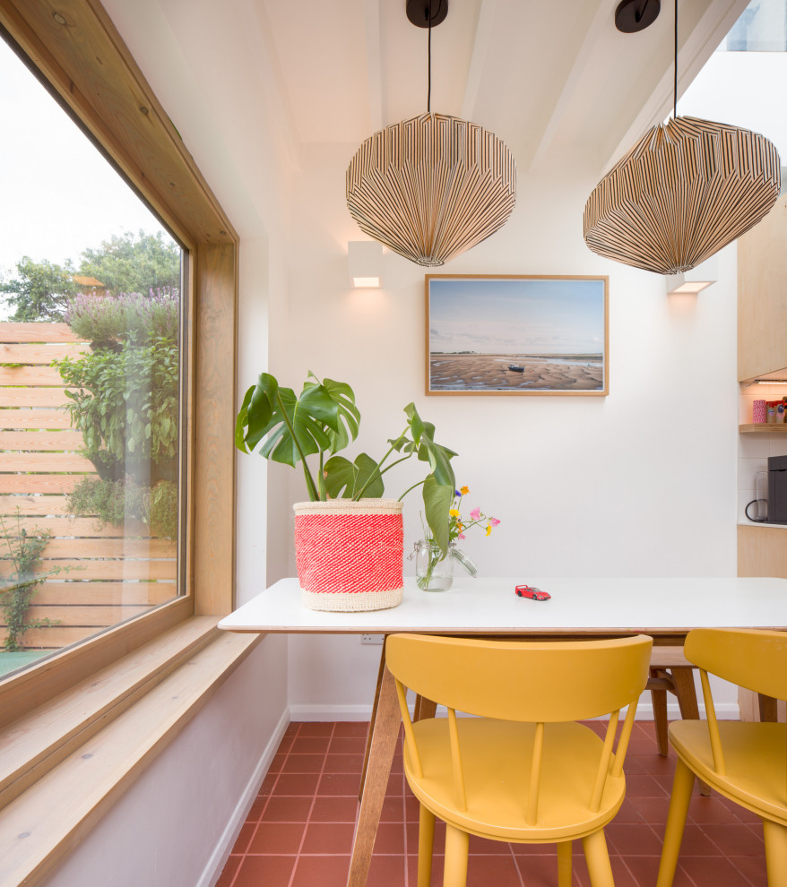 Foto di una piccola sala da pranzo aperta verso il soggiorno scandinava con pareti bianche, pavimento con piastrelle in ceramica e pavimento marrone