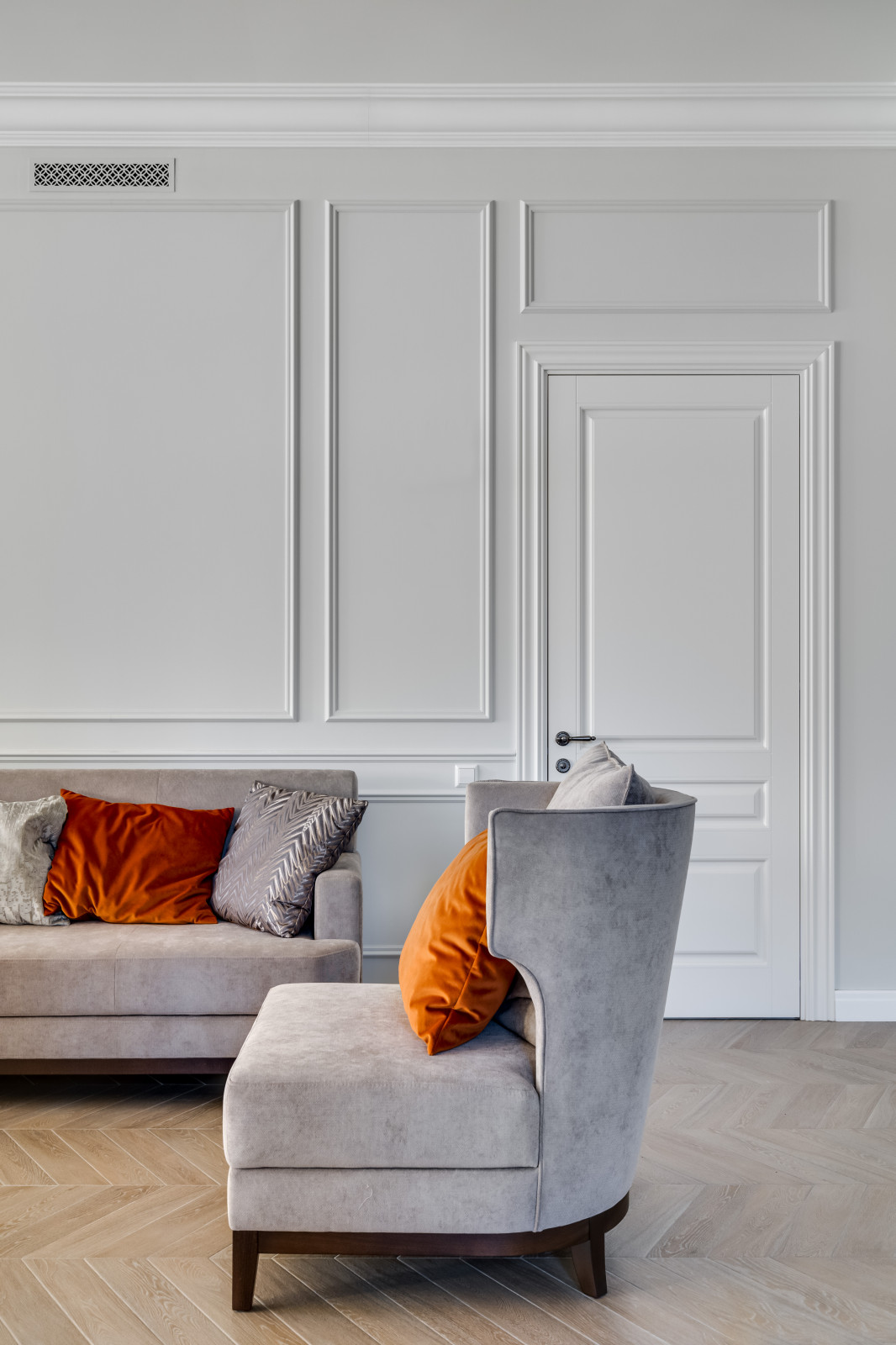 Просторная гостинная с функциональной мебелью