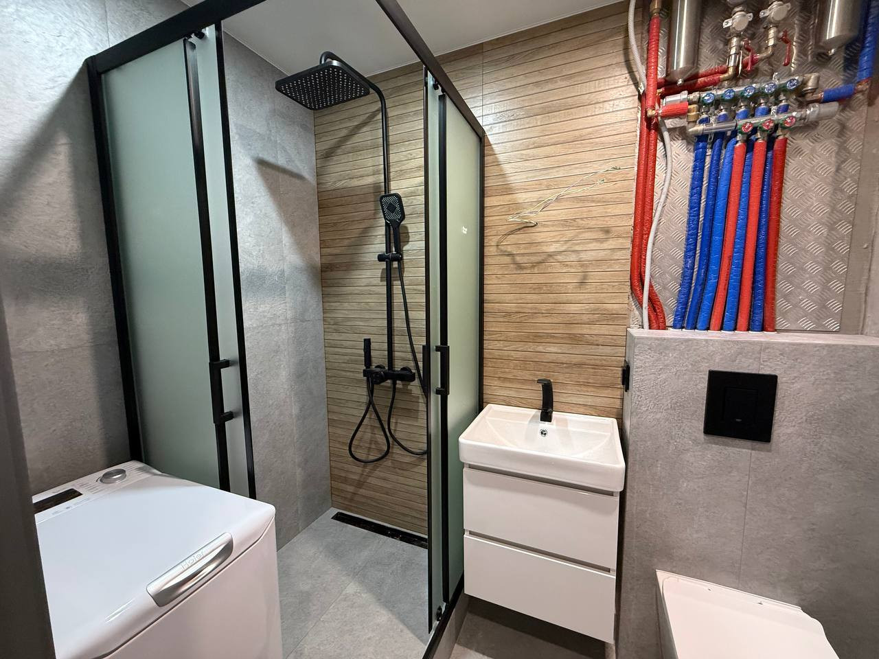 Метро Большевиков, Дом 1960 года постройки.