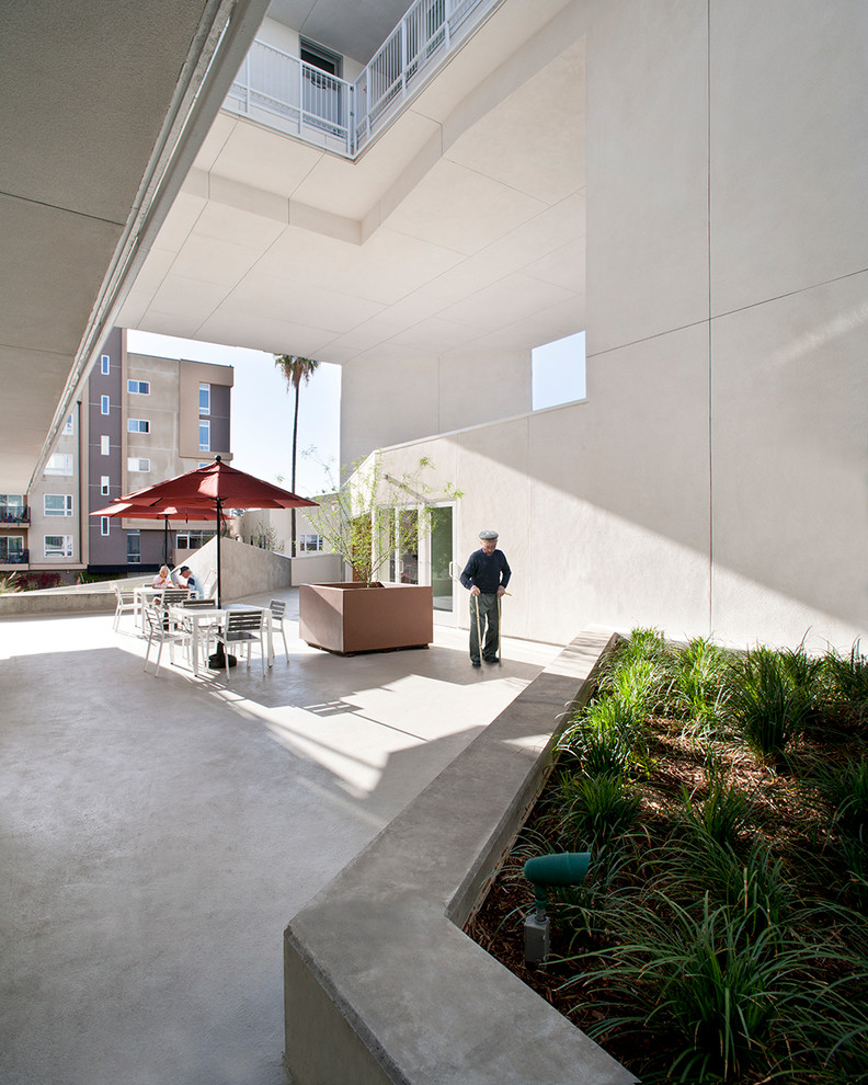 Home design - contemporary home design idea in Los Angeles