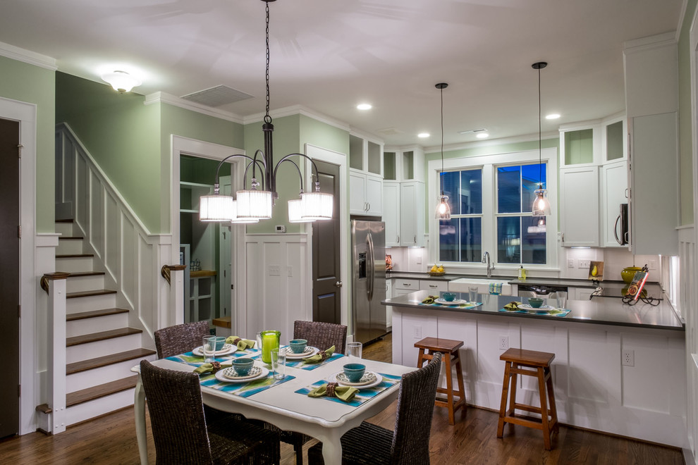 Kitchen - transitional kitchen idea in Charlotte