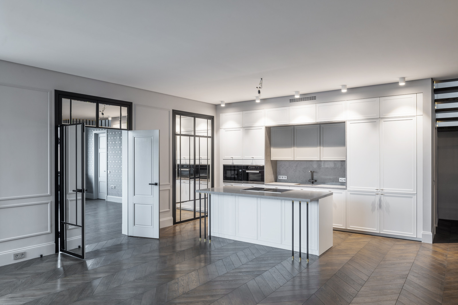 Кухня с островом и зеркальными дверьми.