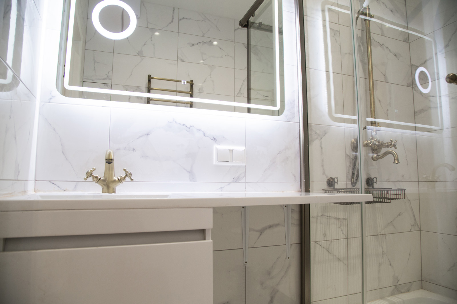 Ванная под мрамор с душевой кабиной