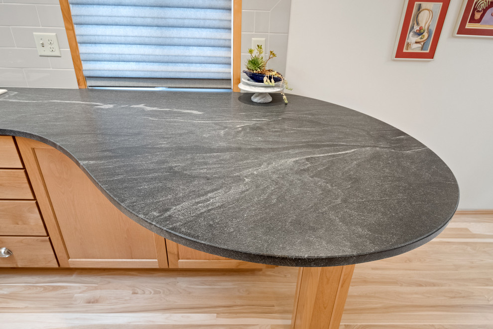 Kitchen - transitional kitchen idea