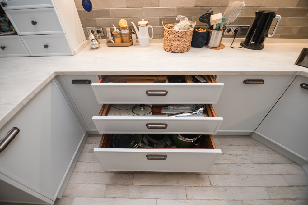 Светлая кухня с деревянными элементами