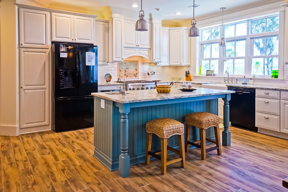 Kitchen - transitional kitchen idea in Charleston
