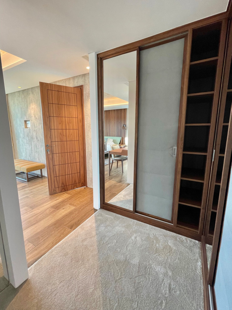 Idée de décoration pour un dressing minimaliste en bois brun de taille moyenne avec moquette, un sol beige et un plafond décaissé.