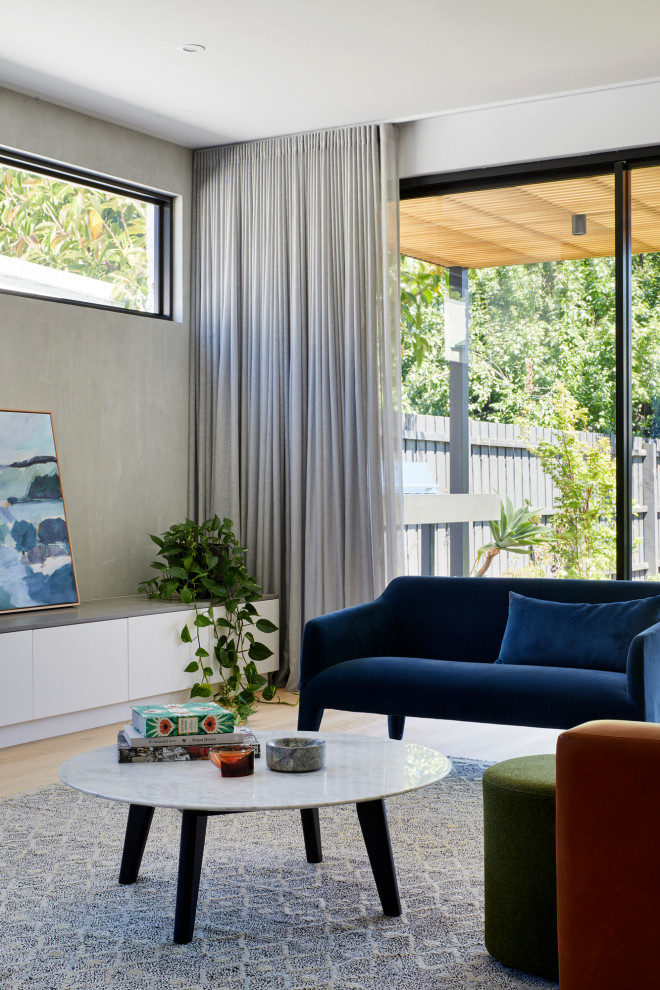 Idee per un soggiorno design di medie dimensioni e aperto con parquet chiaro, cornice del camino in metallo e pavimento beige