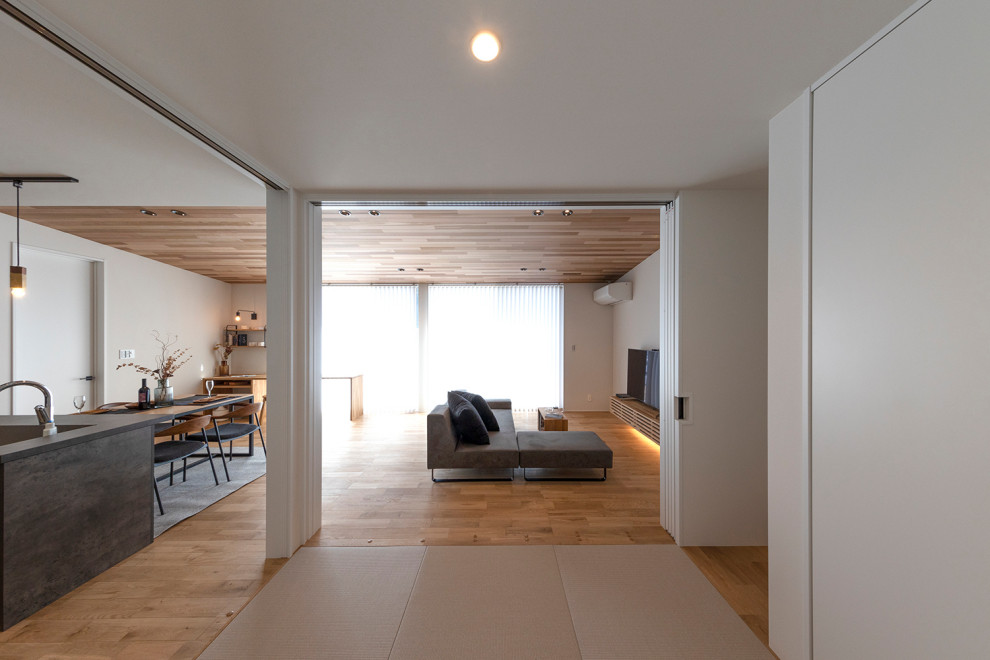 Idée de décoration pour une salle de séjour asiatique ouverte avec un mur blanc, un sol de tatami, aucune cheminée, un téléviseur fixé au mur, un sol beige, un plafond en bois et du papier peint.