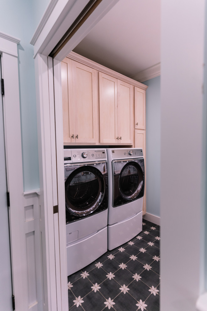 Immagine di una piccola lavanderia multiuso classica con lavatoio, ante in stile shaker, ante in legno chiaro, top in laminato, pareti blu, pavimento con piastrelle in ceramica, lavatrice e asciugatrice affiancate, pavimento multicolore e top bianco