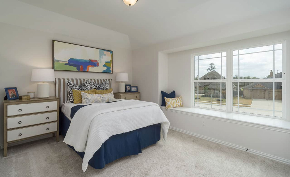 Cette photo montre une chambre tendance avec un mur blanc, un sol beige et un plafond à caissons.