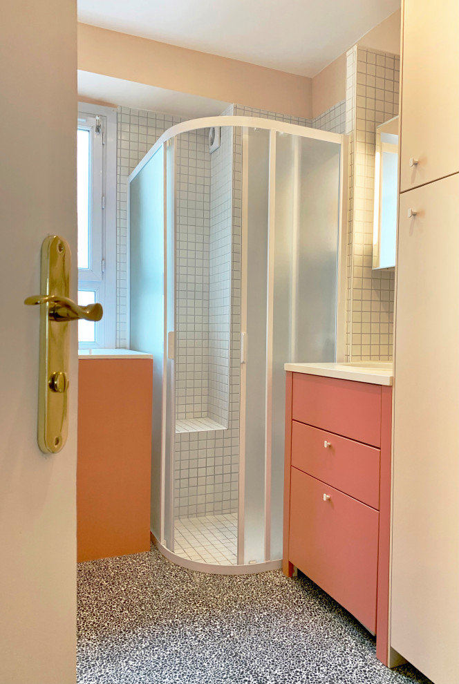 Idéer för ett litet klassiskt badrum med dusch, med en hörndusch, en vägghängd toalettstol, vit kakel, mosaik, rosa väggar, terrazzogolv, flerfärgat golv och dusch med skjutdörr