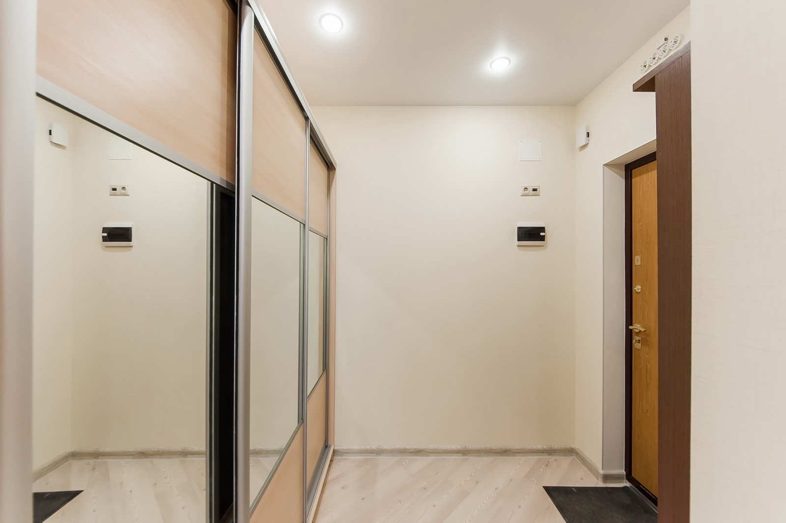 Прихожая. Светлая прихожая с большим вместительным шкафом.