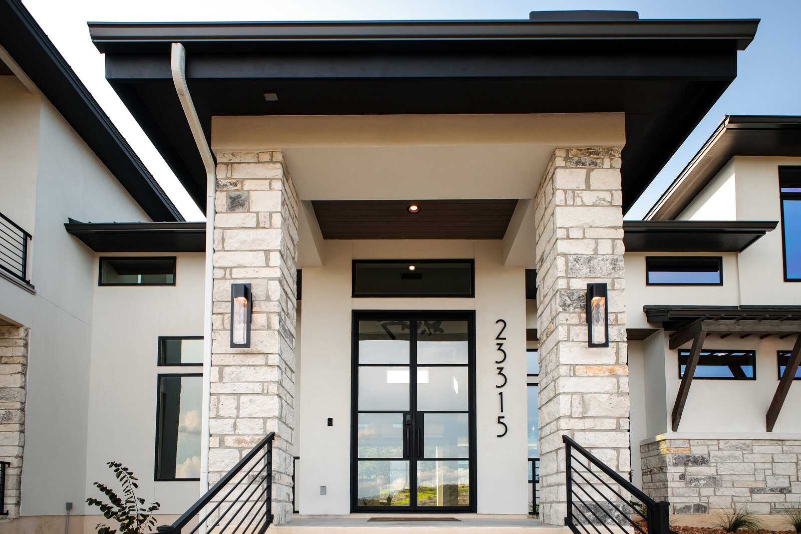 Modern: 4,950 ft², 4 BR/4 BA/2 ST home