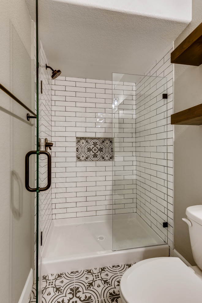 Источник вдохновения для домашнего уюта: ванная комната среднего размера в стиле кантри с фасадами с утопленной филенкой, белыми фасадами, душем в нише, белой плиткой, керамической плиткой, серыми стенами, полом из керамической плитки, душевой кабиной, врезной раковиной, столешницей из кварцита, разноцветным полом, душем с распашными дверями, белой столешницей, нишей, тумбой под одну раковину, встроенной тумбой и обоями на стенах