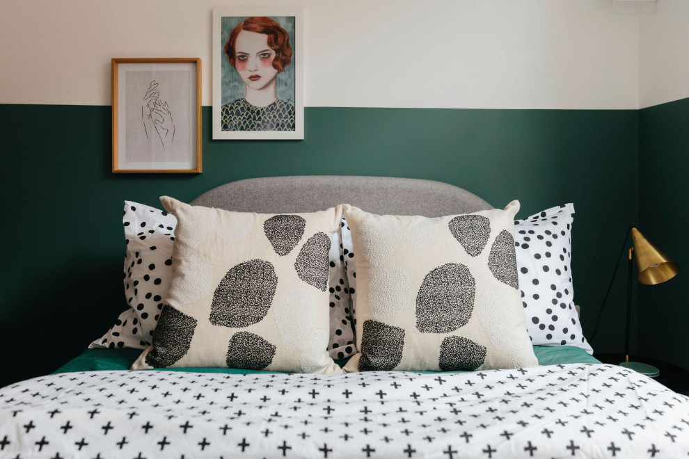 Réalisation d'une petite chambre tradition avec un mur vert et un sol beige.