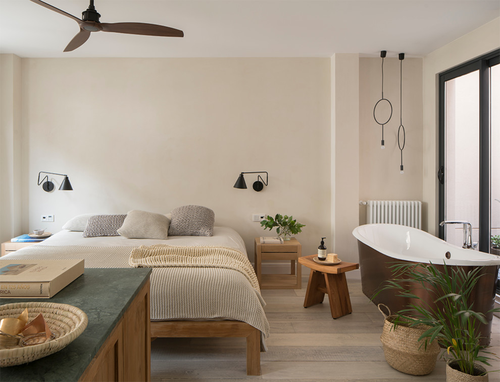 Foto de dormitorio principal grande sin chimenea con paredes beige, suelo de madera en tonos medios y suelo marrón