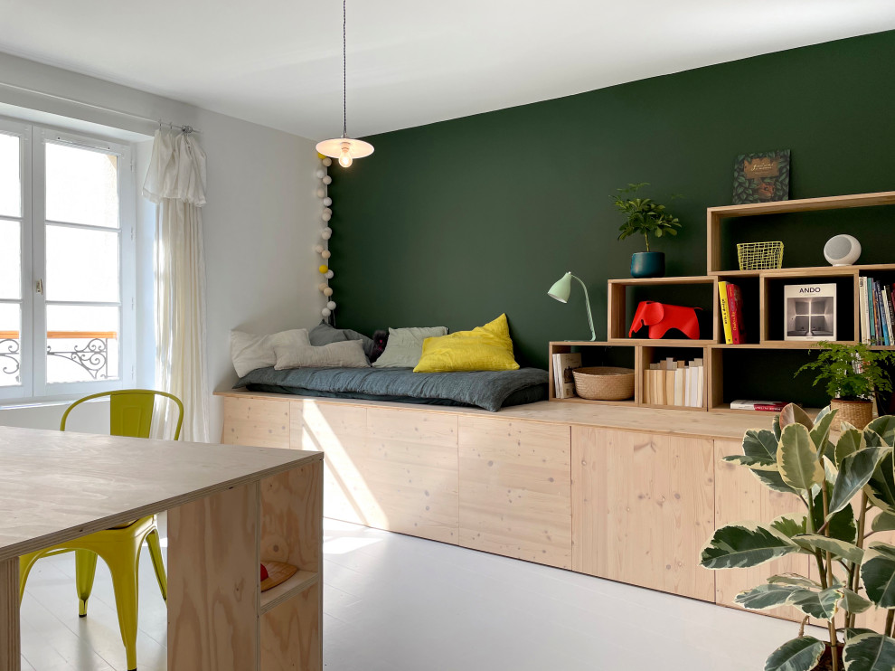 Foto de despacho nórdico grande con biblioteca, paredes verdes, suelo de madera pintada y suelo blanco