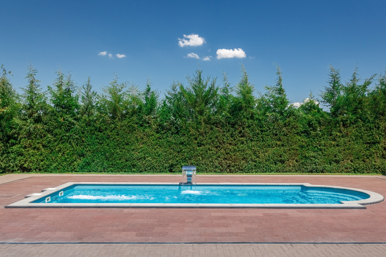 Композитный бассейн на территории частного дома.