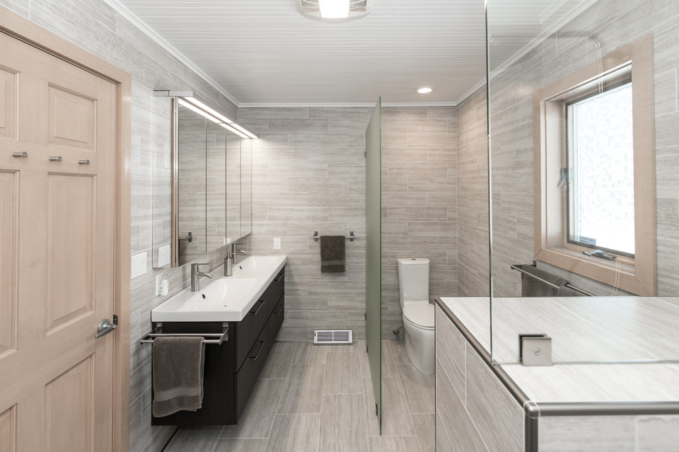Photo of a mid-sized contemporary bathroom in New York.