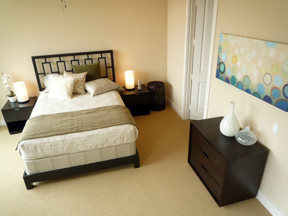 Inspiration for a mid-sized contemporary master bedroom in Dallas with beige walls and carpet.