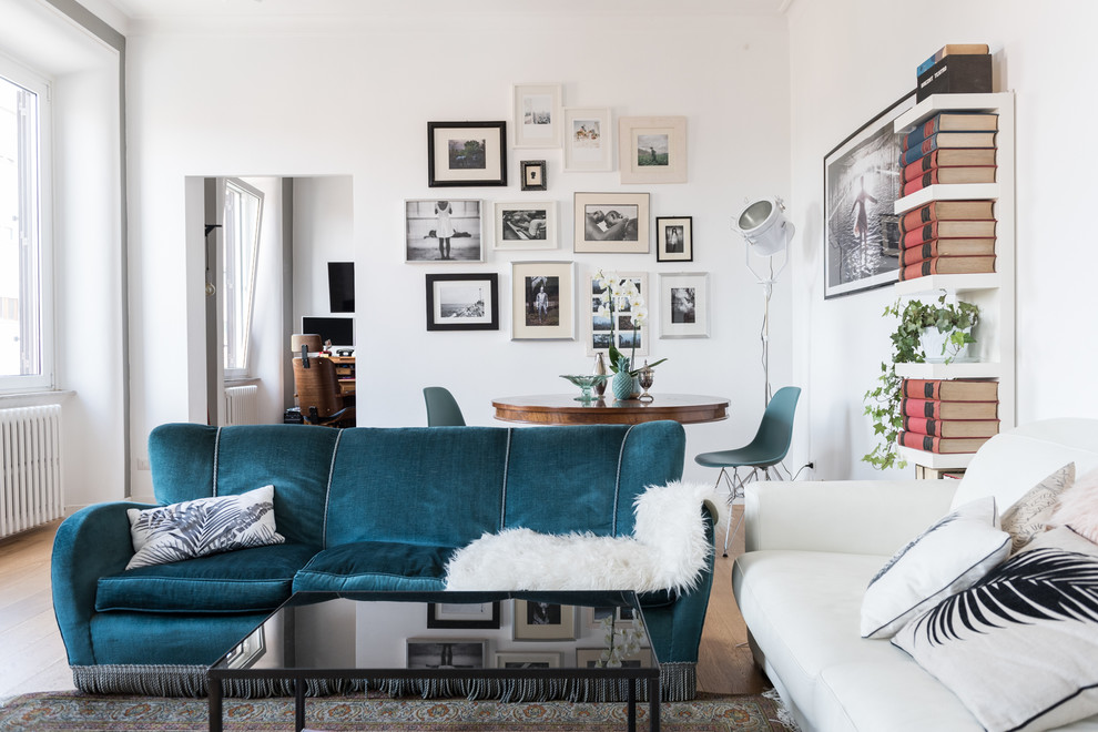 Immagine di un grande soggiorno design aperto con pareti grigie, pavimento in legno massello medio, parete attrezzata e pavimento marrone