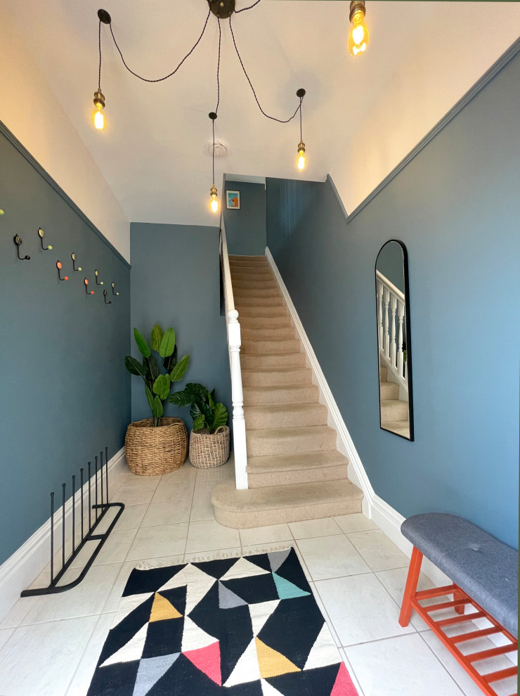 Mittelgroßer Eklektischer Flur mit blauer Wandfarbe, Keramikboden und beigem Boden in London