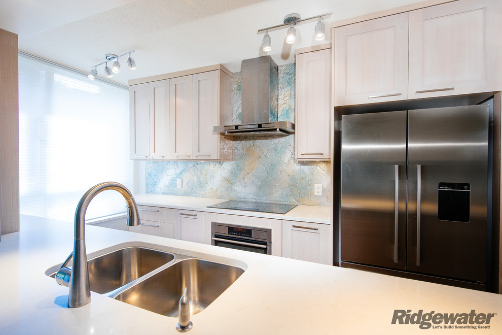 Kitchen - transitional kitchen idea in Vancouver