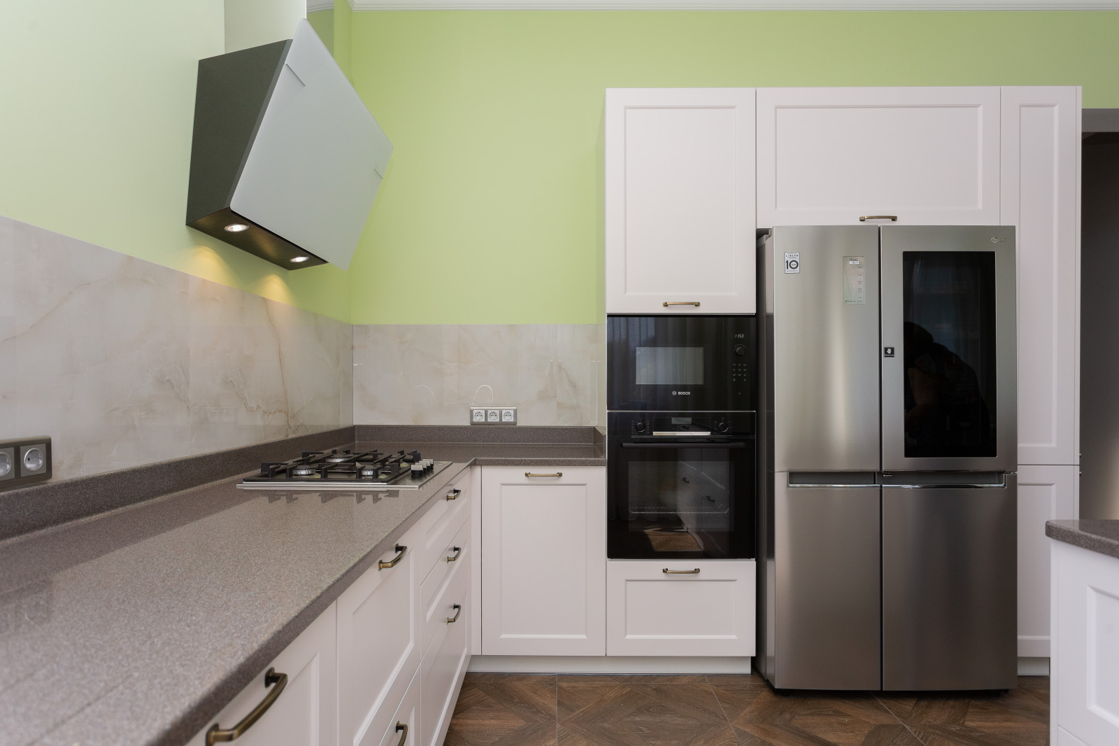 Кухня с островом и каменной столешницей