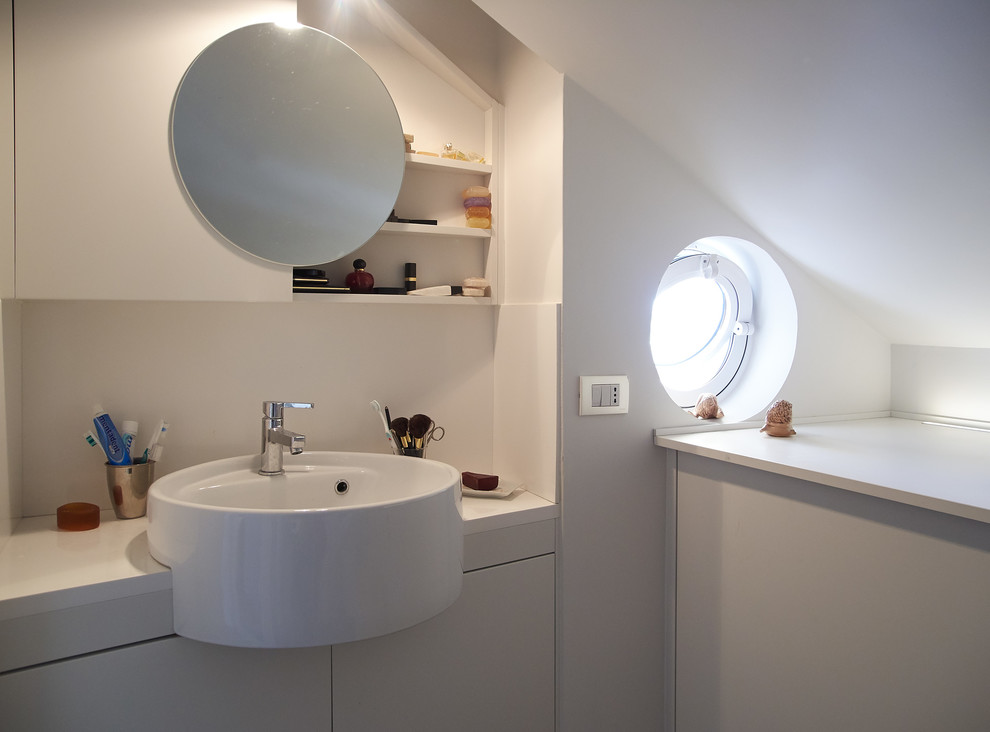 Design ideas for a modern bathroom in Rome.