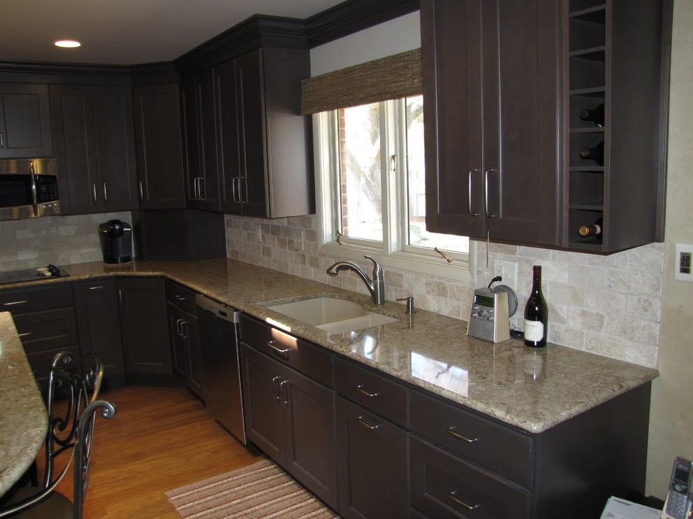 Home design - mid-sized transitional home design idea
