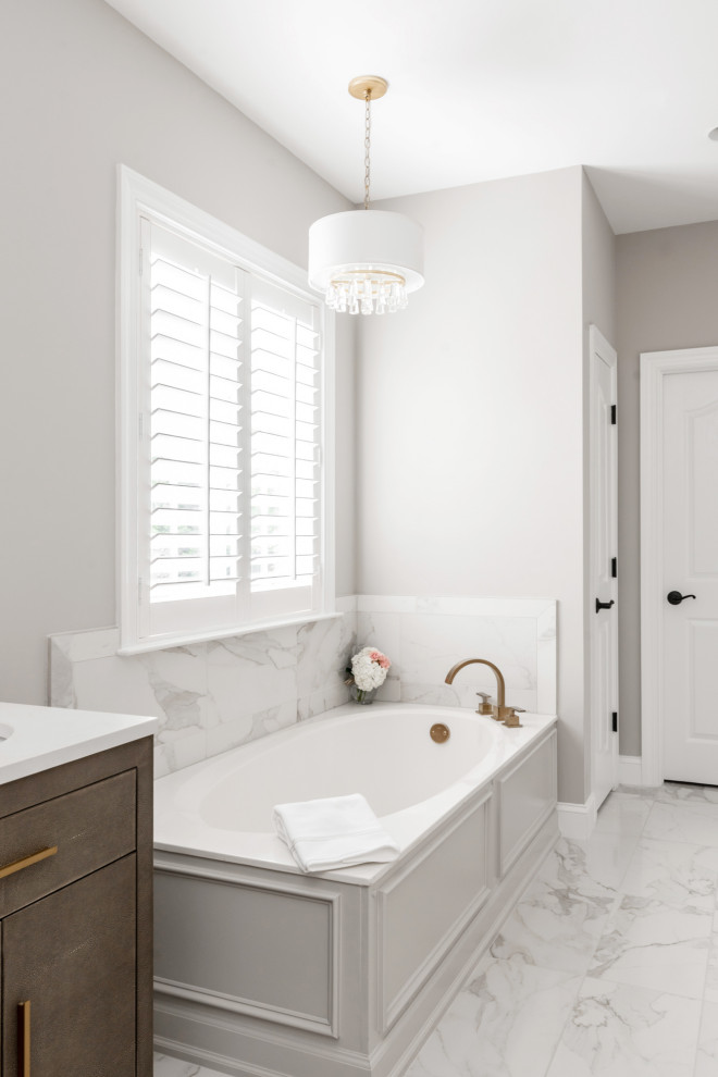 Inredning av ett klassiskt mellanstort vit vitt en-suite badrum, med möbel-liknande, grå skåp, ett platsbyggt badkar, vit kakel, porslinskakel, grå väggar, klinkergolv i porslin, ett undermonterad handfat, bänkskiva i kvarts, vitt golv och dusch med gångjärnsdörr