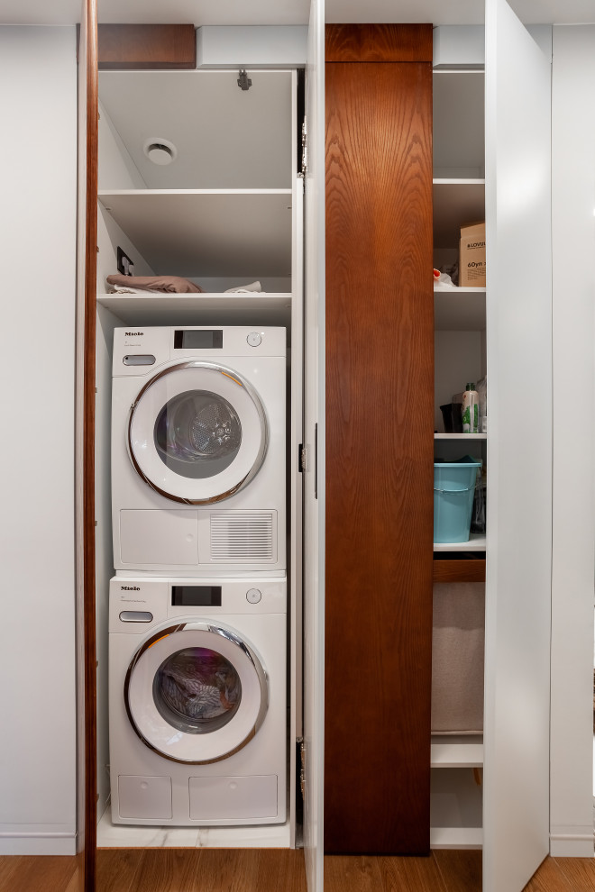 Шкаф в постирочной с системой задвижных фасадов Hafele