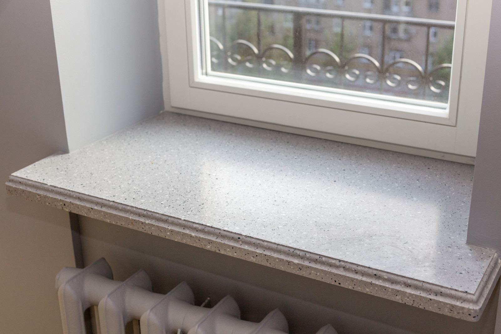 Окна из лиственницы, подоконники и столешница из искусственного камня