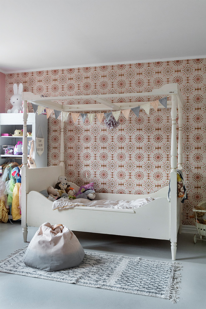 Design ideas for a traditional gender-neutral kids' bedroom for kids 4-10 years old in Aarhus with multi-coloured walls.
