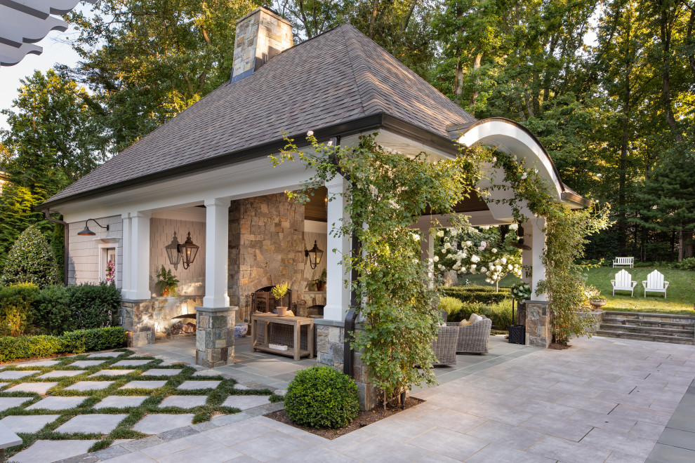 Пример оригинального дизайна: летний участок и сад на заднем дворе в современном стиле с с перголой, полуденной тенью и мощением тротуарной плиткой