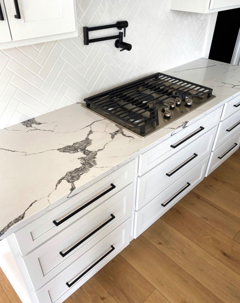 Kitchen - transitional kitchen idea in Austin