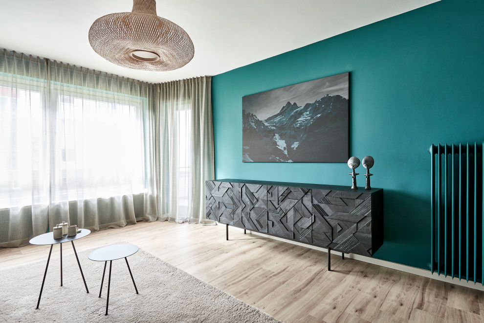 Стильный дизайн: изолированная гостиная комната среднего размера в стиле рустика с зелеными стенами, полом из ламината и коричневым полом без телевизора - последний тренд