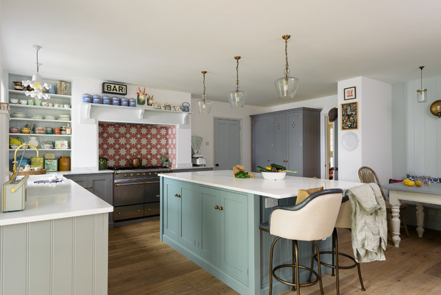 Kitchen Tour: A Stylish Family Kitchen With a Colourful Island | Houzz IE