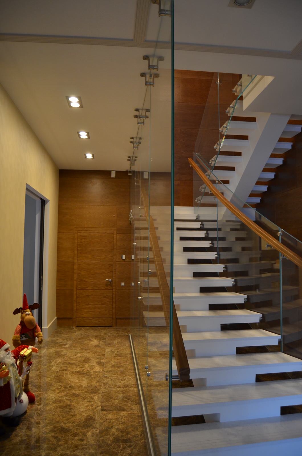 Стильная лестница со стеклянным ограждением (2018)