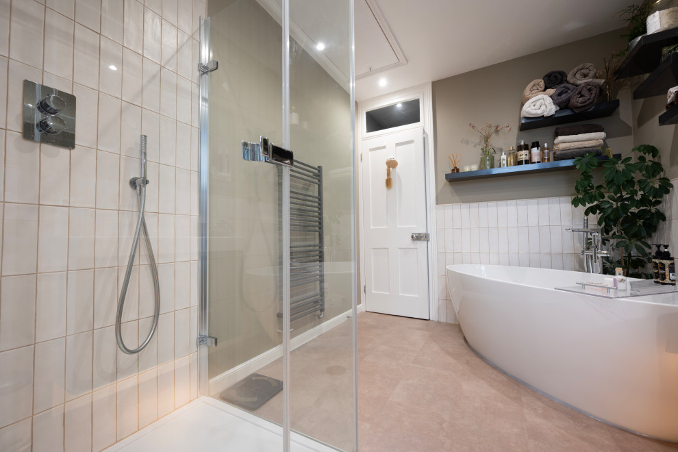 Exempel på ett mellanstort modernt badrum för barn, med släta luckor, grå skåp, ett fristående badkar, en hörndusch, en bidé, vit kakel, keramikplattor, gröna väggar, ett väggmonterat handfat, rosa golv och dusch med gångjärnsdörr