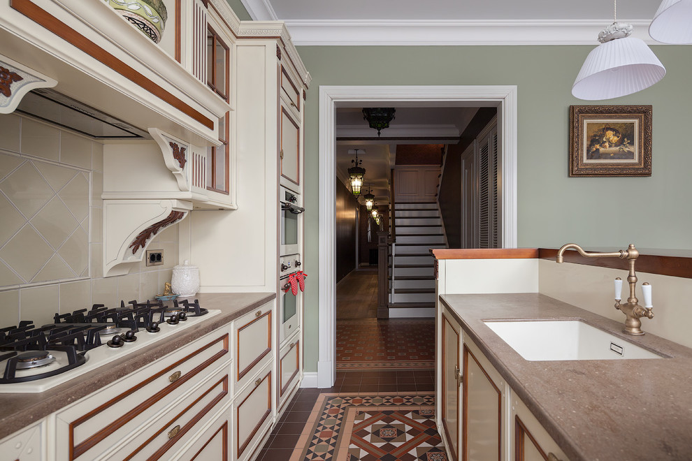 Idéer för att renovera ett stort vintage kök, med en enkel diskho, luckor med infälld panel, beige skåp, bänkskiva i koppar, grönt stänkskydd, stänkskydd i keramik, färgglada vitvaror, klinkergolv i keramik och en köksö