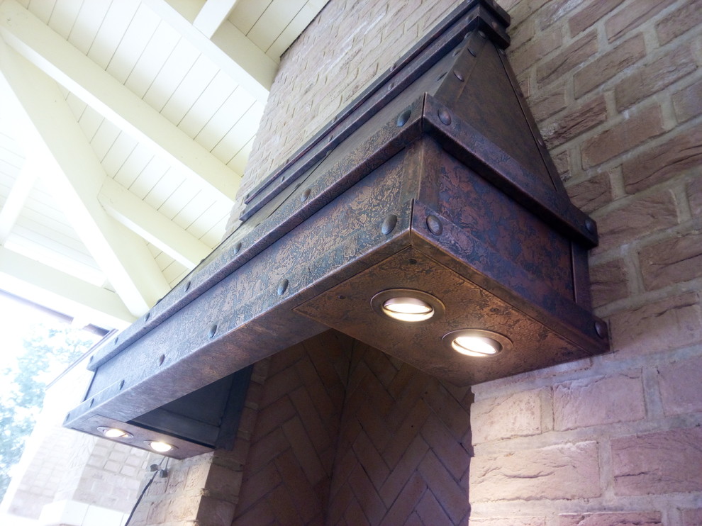 Вытяжной медный зонт над мангалом.